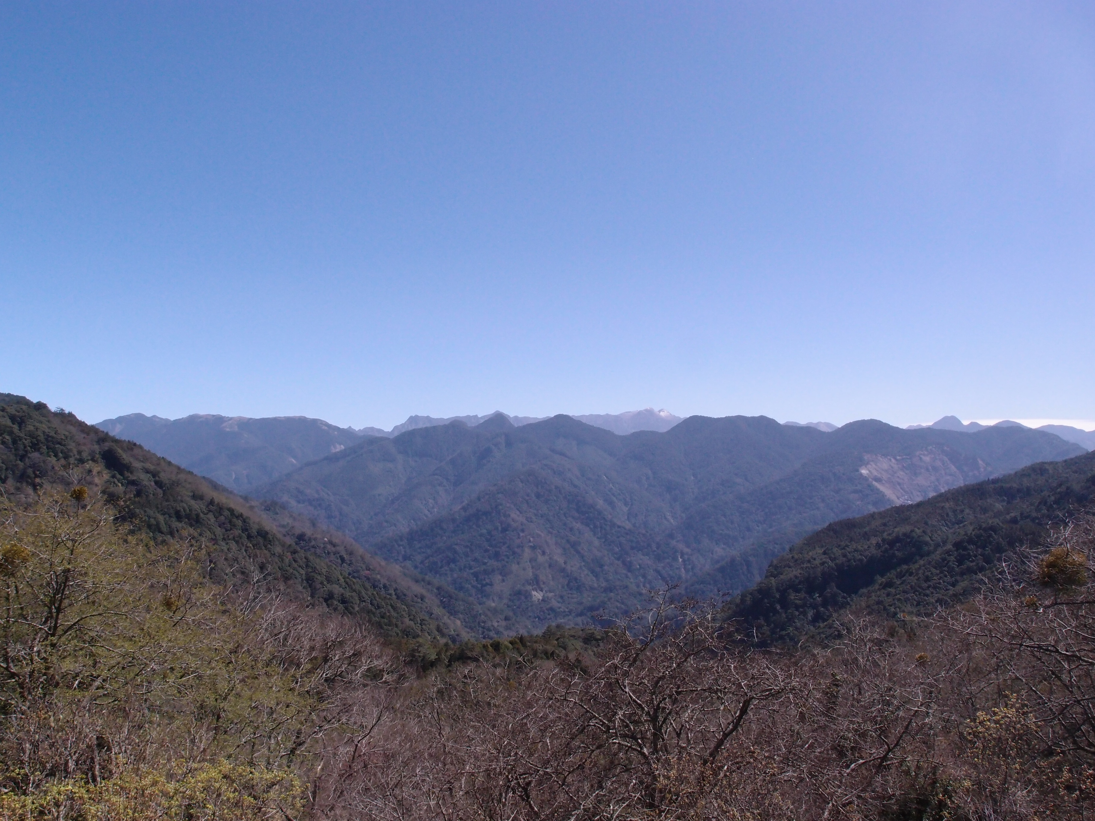 遊客中心後方遠眺大霸尖山	遊客中心後方平台